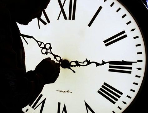 El domingo los relojes recuperarán el horario de invierno