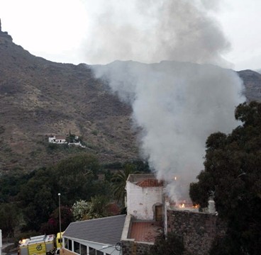 Un incendio destruye una vivienda y obliga a desalojar cuatro casas próximas en Mogán