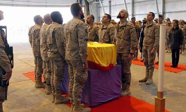 Los restos mortales del sargento Moya regresan a España tras la despedida en Herat