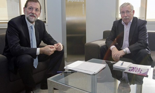 Rajoy pide a los sindicatos y empresarios que actúen con urgencia 
