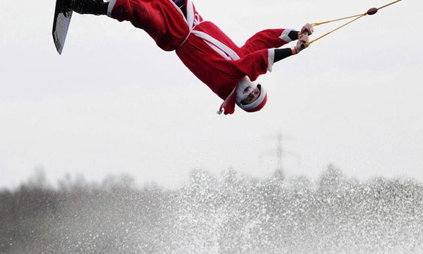 Papá Noel también practica esquí acuático