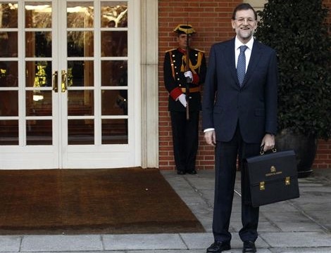 Rajoy llega a La Moncloa acompañado sólo por Moragas y su jefa de prensa