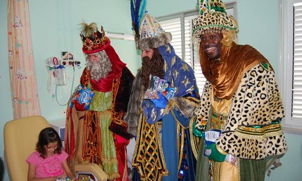 Los Reyes Magos visitan a los niños del HUC