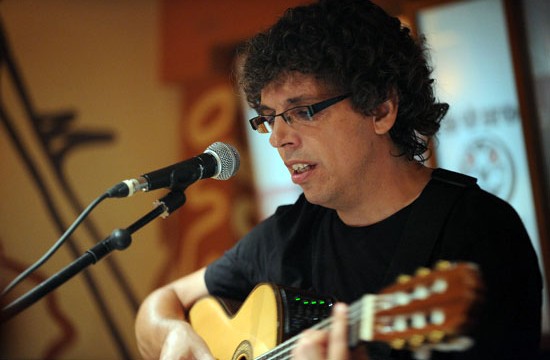 Pedro Guerra celebra sus tres décadas en la música con un álbum antológico