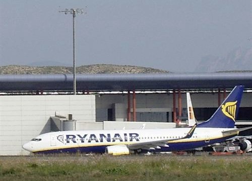 Un avión de Ryanair con ruta París-Tenerife Sur aterriza en Barajas por problemas técnicos