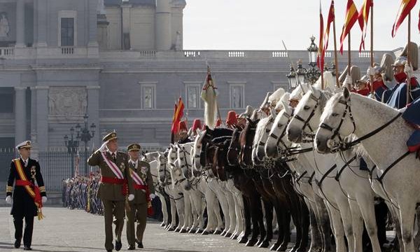 El Rey y Morenés animan a adaptar Fuerzas Armadas a necesidades de la crisis