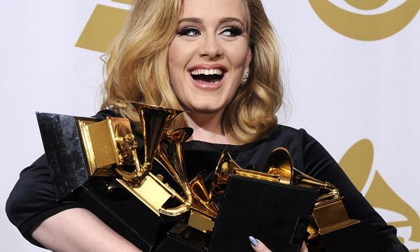 Adele triunfa en unos Grammy dedicados a Whitney Houston 