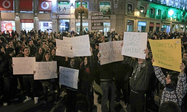 Unos 200 jóvenes se concentran en la Puerta del Sol para expresar su solidaridad con los alumnos del IES Lluis Vives de Valencia 