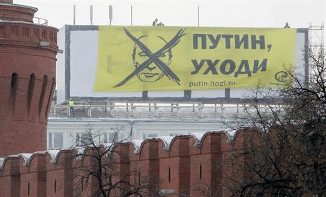 Instalan una pancarta pidiendo la renuncia de Putin frente al Kremlin