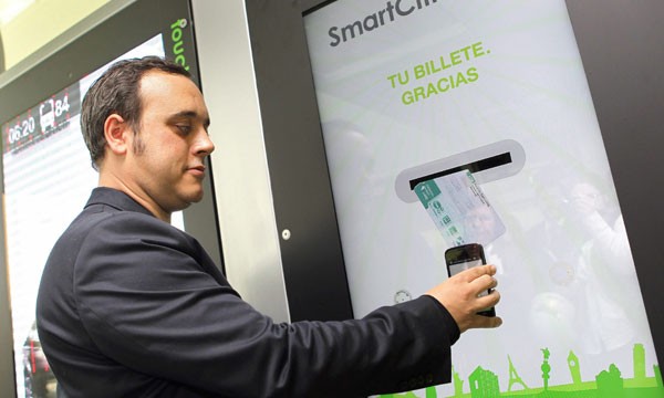 Las paradas de autobús inteligente serán también punto de venta con móvil
