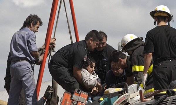 Al menos 50 muertos y 600 heridos al descarrilar un tren en Buenos Aires