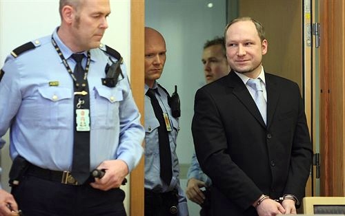Anders Breivik, acusado formalmente de terrorismo y asesinato premeditado será internado en un psiquiátrico
