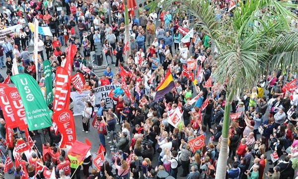 Miles de canarios piden en la calle la retirada de la reforma