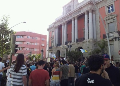 Más de mil personas se manifiestan en Tenerife contra las prospecciones