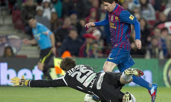 Triplete de Messi que bate el récord de César y acerca al Barça a la cabeza