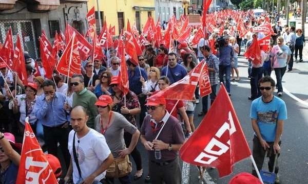 Miles de personas se manifiestan en Canarias contra la reforma laboral