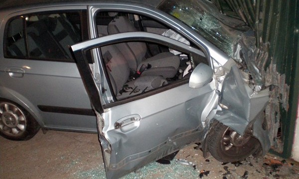 Herido tras chocar su coche contra la puerta de un garaje en Llano del Moro