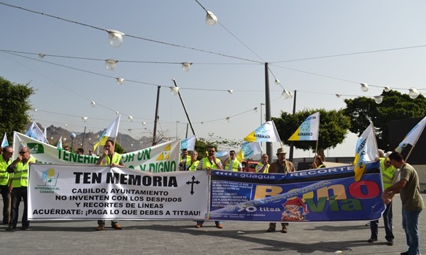 Trabajadores de Titsa protestan por los recortes previstos por la empresa