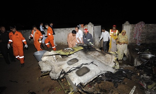 Al menos 138 muertos al estrellarse un avión en una zona habitada en Pakistán