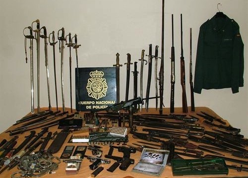 Una familia trafica con armamento militar en un taller de Barcelona