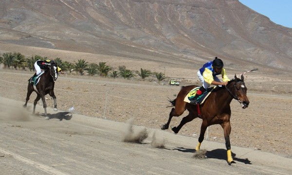 Las carreras de caballos brindan al público un gran espectáculo en Feaga