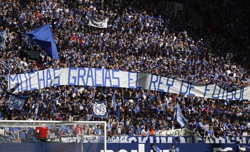 Raúl brinda su último gol al Veltins Arena y recibe un sentido homenaje de la afición del Schalke