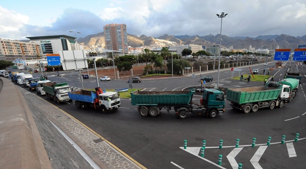 Más de un millar de transportistas piden retirar el tacógrafo en Canarias