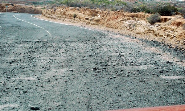 La vía insular de Chimiche a San Isidro, destrozada