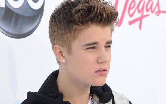 Justin Bieber pierde los papeles con un paparazzi