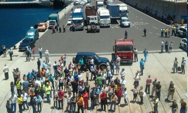 Caos en Los Cristianos y La Estaca por la protesta de los transportistas
