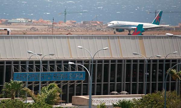 El Cabildo se queja ante AENA del “mal estado” del aeropuerto del Sur