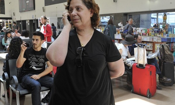 Una limpiadora devuelve 14.000 euros que se encontró en una guagua en Granada