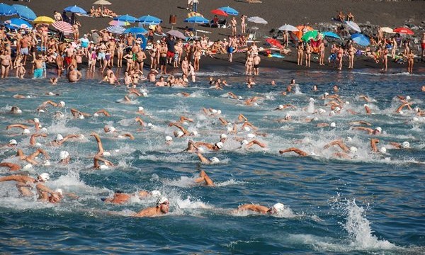 El 7 de julio se disputará la XVII edición de la Travesía a Nado Playa de La Arena- Puerto de Santiago