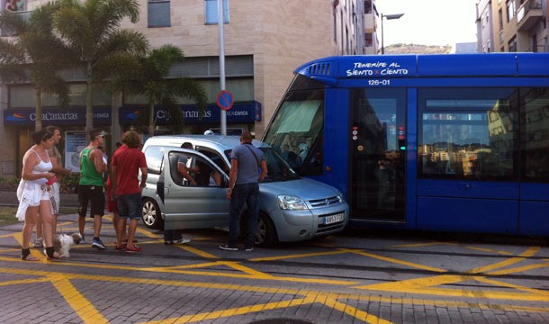 Un vehículo colisiona con el tranvía en la calle Salamanca