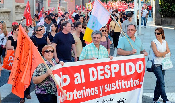 Cientos de personas se manifiestan en Canarias contra los recortes sociales