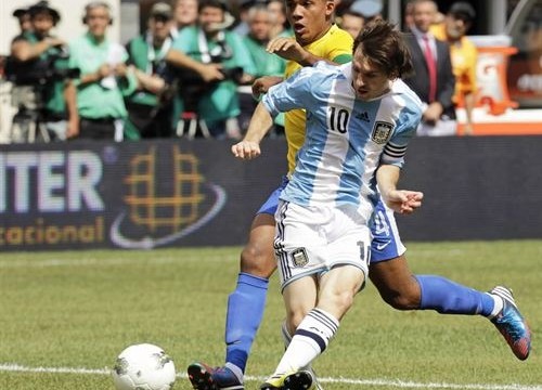 Messi decide el clásico sudamericano con un triplete
