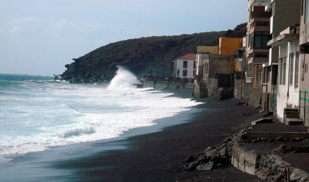 La playa de San Blas seguirá cerrada de forma indefinida