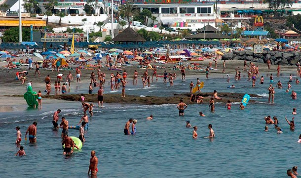 Los turistas que visitan Canarias gastan una media de 120,4 euros al día