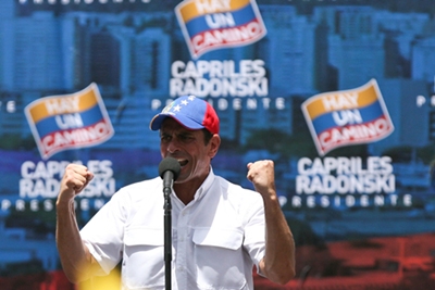 Chávez y Capriles, en las calles venezolanas en busca de votos