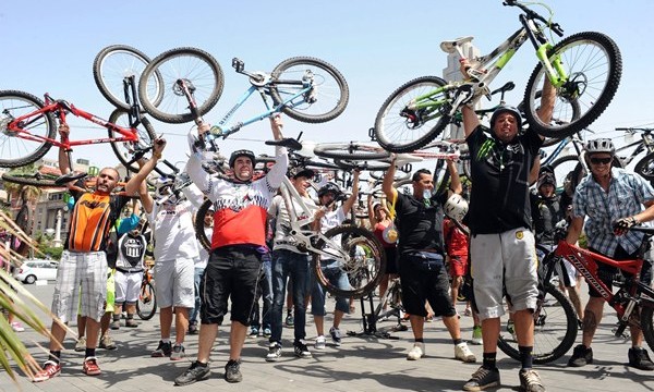Los ciclistas de montaña se manifiestan en la capital