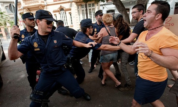Dos detenidos durante las protestas en el exterior del congreso del PP de Tenerife