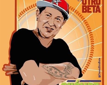Una nueva campaña muestra a un Chávez más joven cantando rap, con tatuajes y un pendiente en la oreja