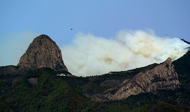 El incendio en La Gomera afecta ya a 3.000 hectáreas y sigue avanzando hacia Garajonay