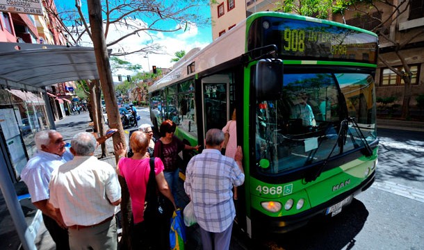 El número de usuarios de guagua urbana cae en Canarias un 2,6% en abril, la menor disminución de España