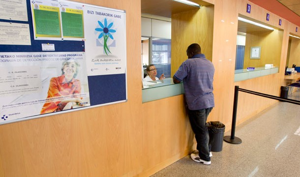 Canarias continúa atendiendo a ‘sin papeles’ con tarjeta sanitaria