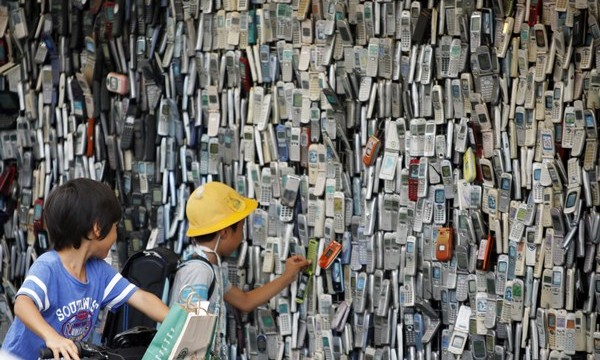 Más de 6.000 móviles decoran una tienda de electrónica japonesa