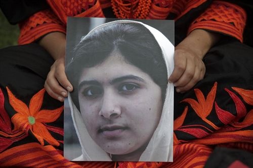 Trasladan al Reino Unido a la niña paquistaní Malala Yusufzai herida por los talibanes