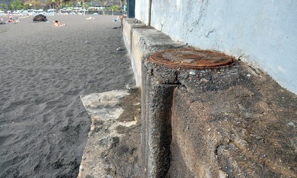 Denuncian un vertido de aguas residuales en playa de Punta Brava