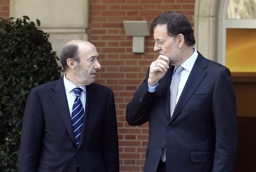 Rajoy y Rubalcaba se reprochan destruir el Estado de bienestar