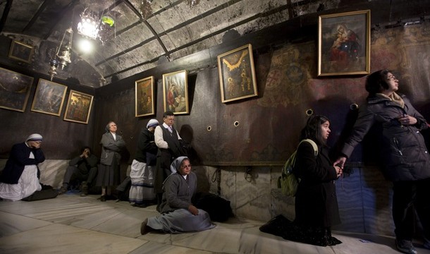 Peregrinos de todo el mundo visitan la gruta de la Natividad en Belén